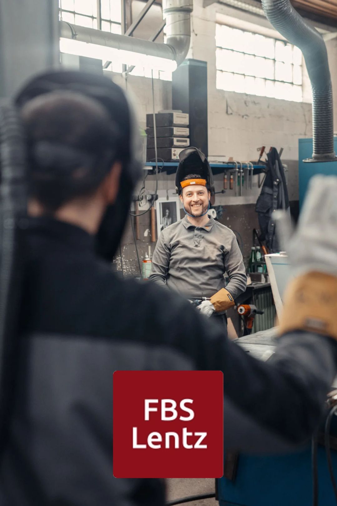 Zwei Männer mit Schweißmaske in einer Werkstatt bei FBS Lentz