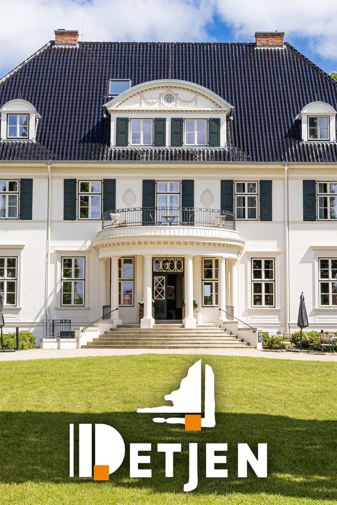 Große Villa mit vielen Fenstern bei Tischlerei Detjen